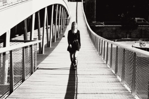 Un Espace Vert - Vanessa on the bridge